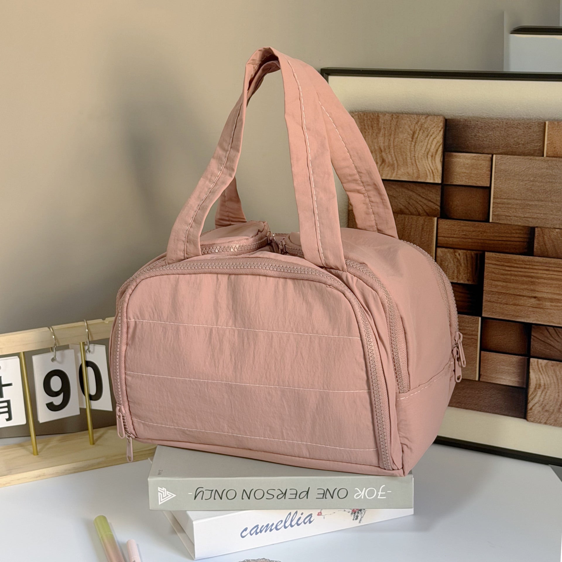 Fashionable and Simple 2025 New Style Makeup Bag, Large Capacity, Divided and Layered Toiletry Bag, Portable Travel Makeup Storage Bag